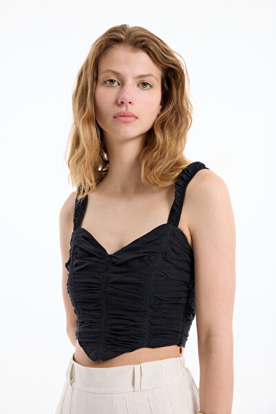 Quzu Dantel Detaylı Drapeli Crop Bluz Siyah