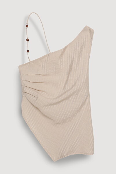 Quzu بلوزة بكتف واحد مع إكسسوارات خرزية باللون البيج