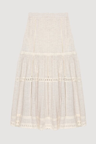 Quzu تنورة متوسطة الطول بتفاصيل دانتيل طبيعية