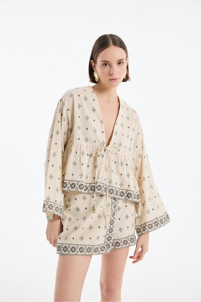 Quzu كومة مفصلة منقوشة العرقية مربوطة الكتان كيمونو قصير طبيعي