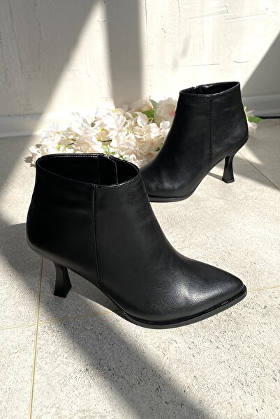 Tamdabu Ayakkabı SİYAH SİVRİ BURUN 8 CM İNCE TOPUKLU KADIN BOT TMD202501