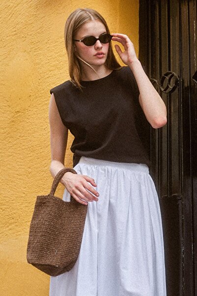 Quzu تي شيرت أساسي مبطن بدون أكمام باللون الأسود