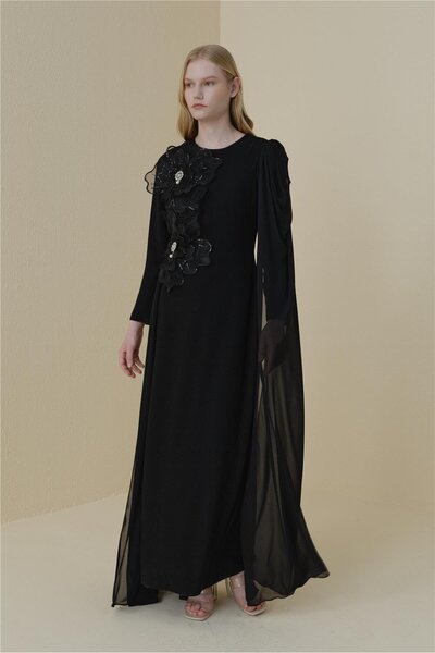 Nihan Pelerinli Çiçek Detaylı Elbise Siyah