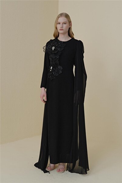 Nihan Pelerinli Çiçek Detaylı Elbise Siyah