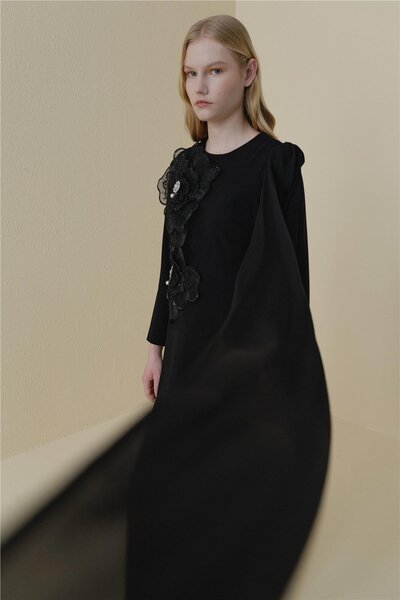 Nihan Pelerinli Çiçek Detaylı Elbise Siyah