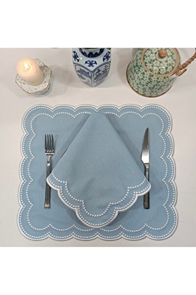 Table Alp Açık Mavi Üzeri Beyaz Nakış – 6 Amerikan Servis + 6 Peçete Seti