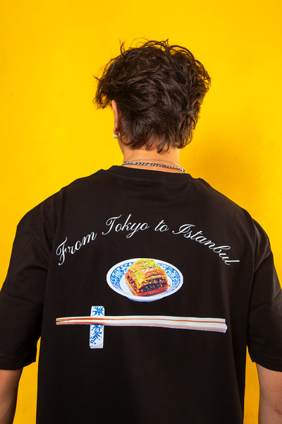 Sekizbiraltı Από το Τόκιο στην Κωνσταντινούπολη Μαύρο μπλουζάκι με στάμπα Ove...