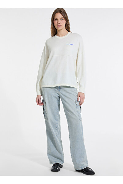 Guess Jeans Yuvarlak Yaka Standart Baskılı Beyaz Kazak Kadın Jeans Kadın Triko