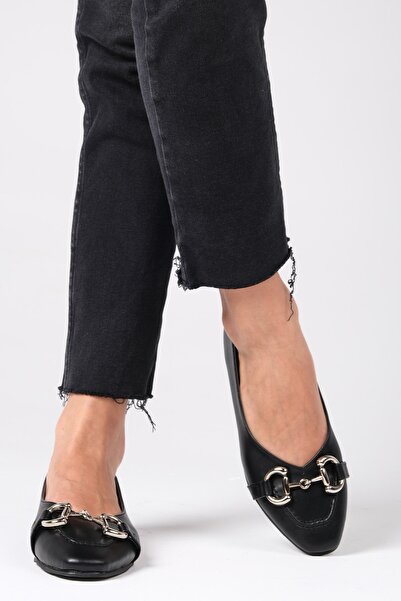 Mio Gusto Aretha Black Color Women's Flat Shoes with Chain Accessories and Blunt Toe