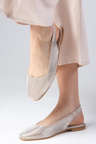 Mio Gusto Γυναικεία παπούτσια μπαλαρίνας με ανοιχτή πλάτη με μοτίβο από δέρμα φιδιού σε χρυσό χρώμα