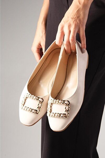 Mio Gusto Jenny bézs színű fémcsatos tompa orrú női balerinacipő