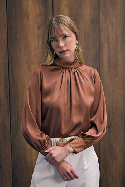 Sateen Блузка з атласу з деталями на комірі - кавова