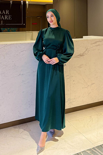 Tesettür Diyarı Σατέν φόρεμα με σμαραγδένιο μπαλόνι μανίκι - λεπτομέρεια δεσί...
