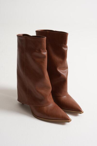 Mubiano حذاء نسائي طويل من Amara بكعب رفيع ومقدمة مدببة بلون أسمر (7 سم)