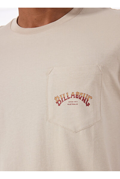 BİLLABONG Billabong STACKED ARCH PKT EBYZT00175 Μπεζ μπλουζάκι με κανονική εφαρμογή απλό ανδρικό μπλουζάκι