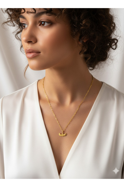 LinaLuxora Altın Kaplama Mısır Esintili Kanat Figürlü Zincir Kolye – Unisex, Şık ve Anlamlı Tasarım