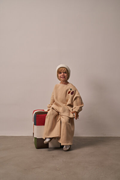 Oh La La Koala For Little Ones Μπεζ κοστούμι με κέντημα στον ώμο, ασύμμετρη λεπτομέρεια και στο κάτω μέρος