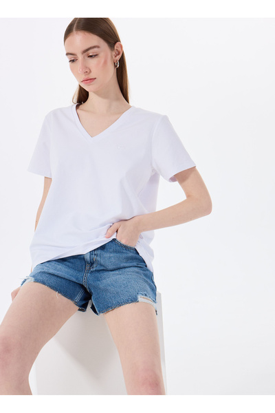 Mustang V Yaka Nakışlı Beyaz Kadın T-Shirt M5SL-TST1848