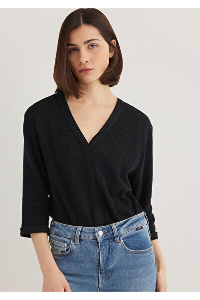 Mavi V Yaka Siyah Bluz 1210798-900