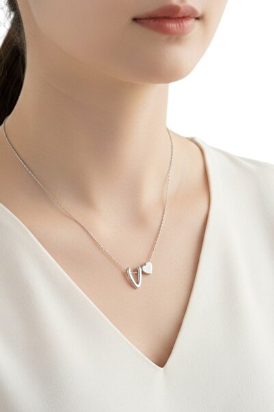 Alexis Carrel Çelik Zincirli V Harfli Kolye, Kalp Detaylı Gümüş Renk Harf Kolye