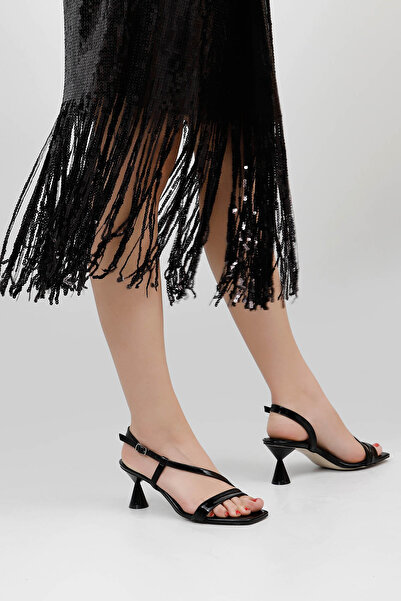 GÖNDERİ(R) Černé lakované dámské sandály s řemínkem na podpatku 35856