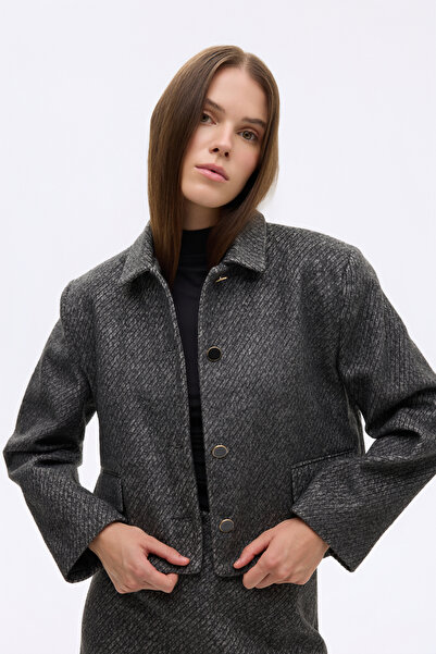 Quzu سترة بأزرار وجيوب ذات ملمس خاص باللون الأسود