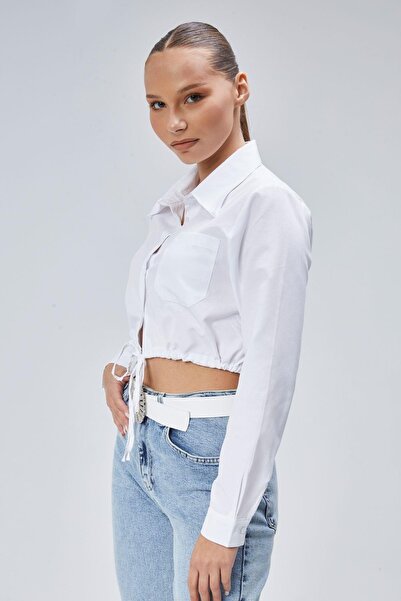 Butik Біла жіноча сорочка з одним кишенею та шнурівкою