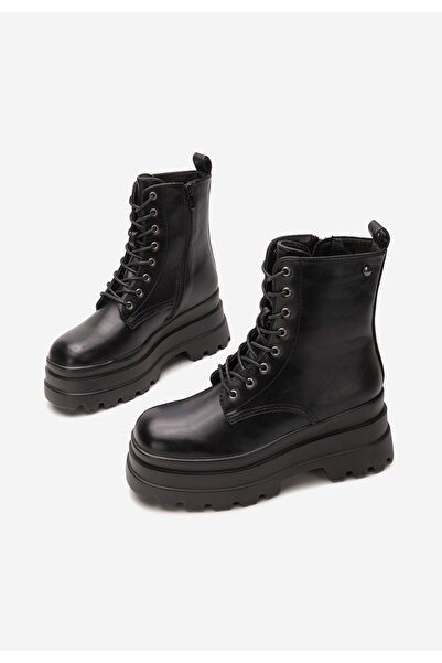 B T Shoes Černé kotníkové boty na klínku Loravia