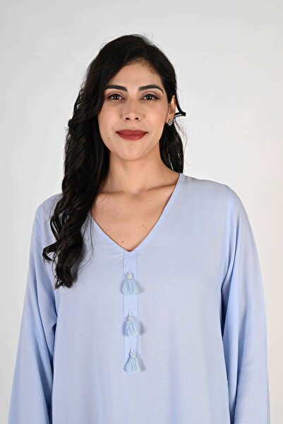 LINELLE جلابية نسائية - قاعدة زرقاء مع رقبة على شكل حرف V وتفاصيل شرابة