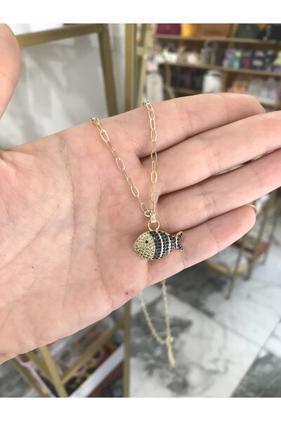 the ASEL İNCİ قلادة بتفاصيل حجرية على شكل سمكة باللون الأزرق الداكن