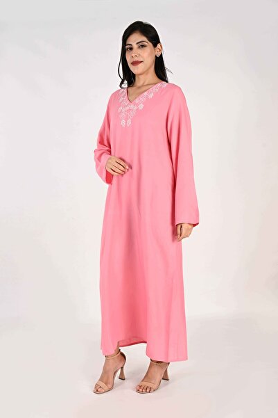 LINELLE جلابية نسائية - قاعدة وردية مع رقبة على شكل حرف V وتفاصيل مطرزة بالورود