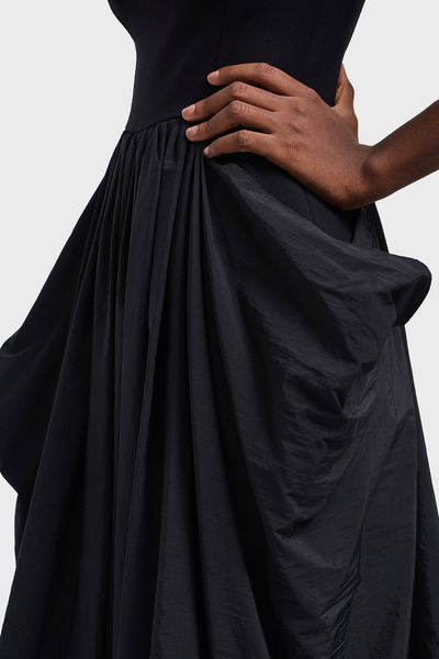 Emporio Armani Slim Fit Kayık Yaka Pileli Midi Boy Elbise ELBİSE EW002782 AF12303 UC001