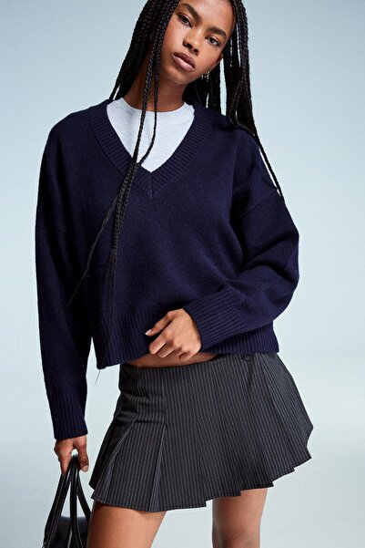 Bershka V yaka crop triko kazak