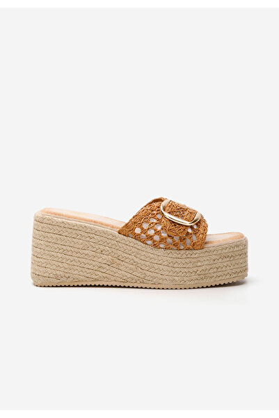 B T Shoes Camelové pantofle na platformě Jadora