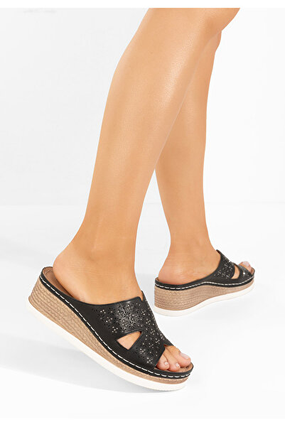 B T Shoes Černé pantofle na klínku Larue