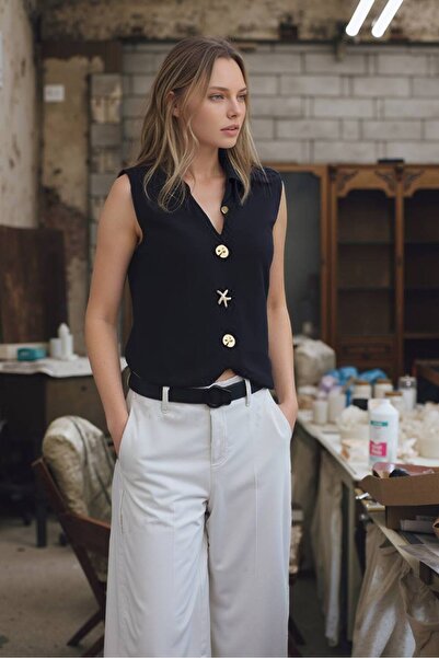 FRİYA سترة نسائية أنيقة من التريكو مع ياقة ناعمة وتفاصيل أزرار.