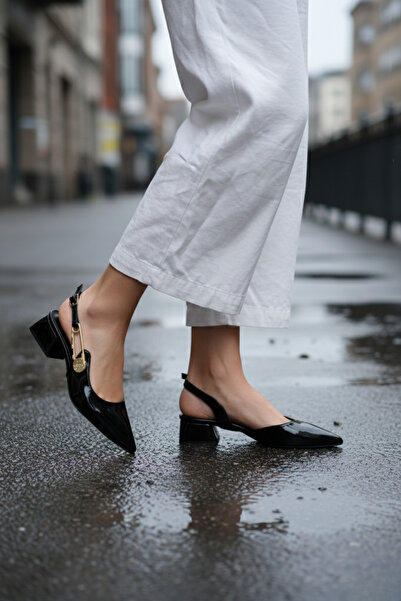 Brielfy Vexilia Flag Heel Buckle Detailed Classic Shoes