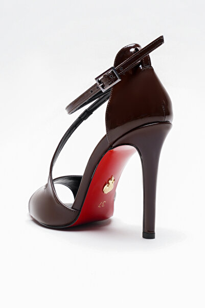 Ayakkabı Ateşi Women's Cross-Strapped Thin Heeled Shoes Yelar Brown Patent Leather