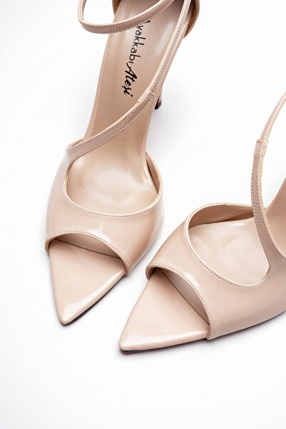 Ayakkabı Ateşi Women's Cross-Strapped Thin Heeled Shoes Yelar Nude Patent Leather