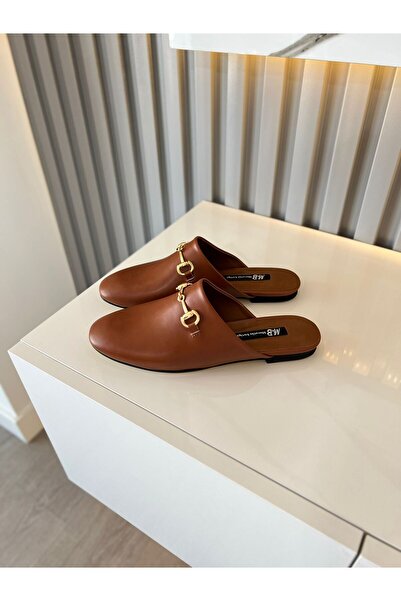 M&B شبشب نسائي بإبزيم ذهبي. نعل مسطح مقاس كبير