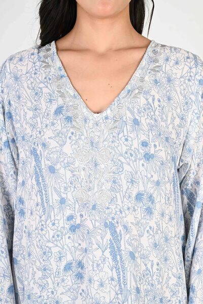 LINELLE جلابية نسائية - قاعدة بيضاء مع زهور زرقاء وفتحة عنق مطرزة