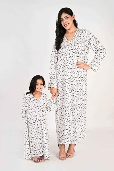 LINELLE جلابية نسائية - قاعدة بيضاء مع نقشة أوراق زرقاء وفتحة عنق مطرزة