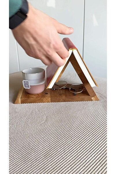 Dekor Paleti Minimal Üçgen Ahşap Kitap Standı – Masaüstü Okuma & Dekor