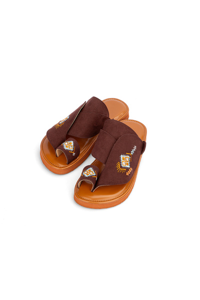 NAYASHIN Oriental medical shoes made of brown embroidered suede