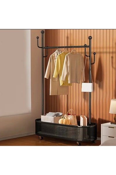 Un علاقة ملابس عملية مع مساحة تخزين إضافية وتصميم