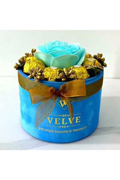 velve Aranjament floral Chocolate Rose cu un trandafir de sapun, stamine aurii si 8 praline, Albastru