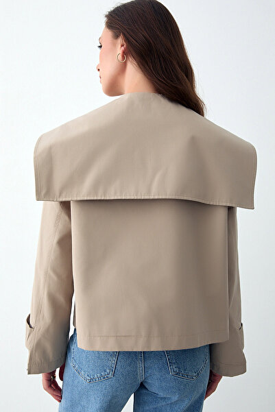 Yeslena Geniş Yaka Detaylı Düğme Kapamalı Rahat Kalıp Uzun Apoletli Kol Astarsız ve Cepli Kısa Trençkot