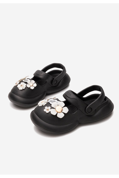 B T Shoes Černé pantofle na klínku Carola