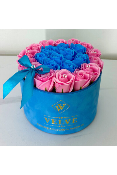 velve Aranjament floral Splendor in doua culori, in cutie de catifea cu trandafiri de sapun, Roz-Albastru