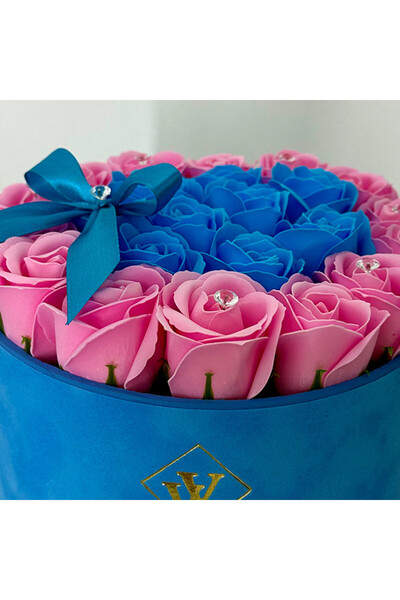 velve Aranjament floral Splendor in doua culori, in cutie de catifea cu trandafiri de sapun, Roz-Albastru